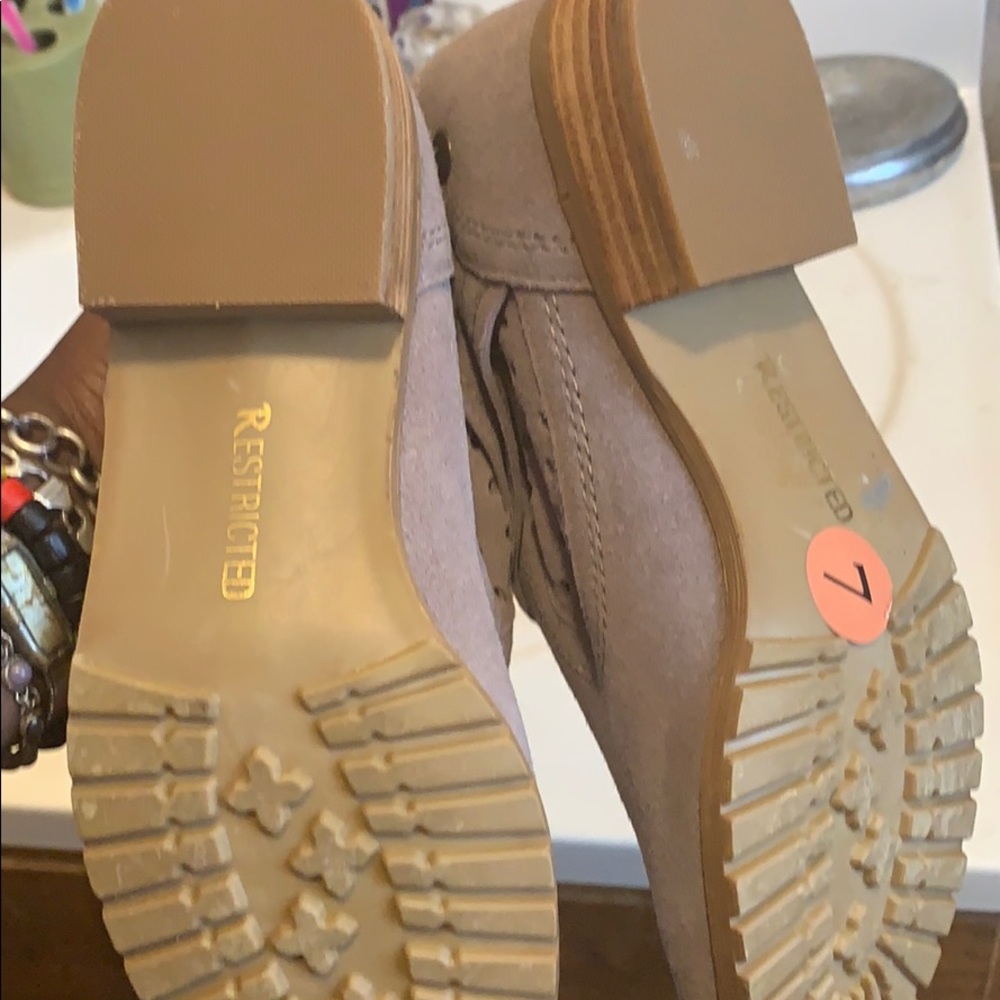Restricted booties - Picture 6 of 8